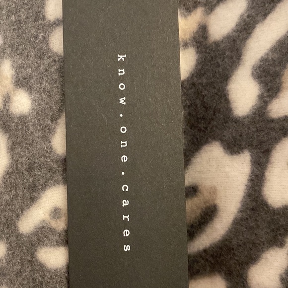 know.one.cares NWT Fleece Gray/Cream Leopard Sweatshirt Sz: Small - Picture 5 of 8